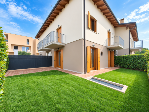 THIENE - SCHIERA DI TESTA CON MANSARDA, GIARDINO PRIVATO E GARAGE DOPPIO